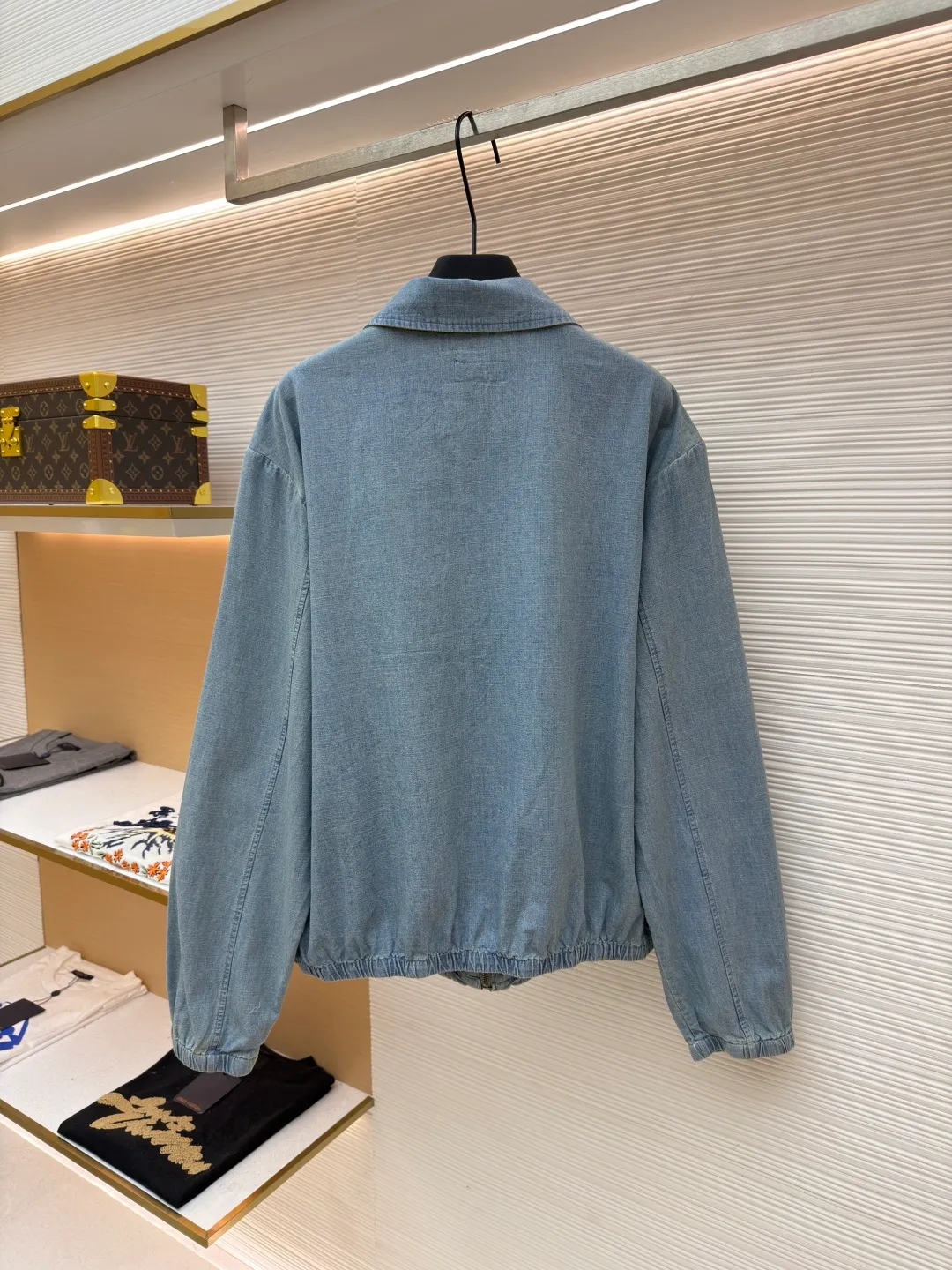P490 Ralph Lauren colorful embroidered denim jacket ●Original version: Purchased and developed at 2690 ●Item number: 1681834-B15 ●Material: cotton denim fabric ●Technology: embroidery production ●Color: blue ●Version: Fitted version ●Weight: about 460 grams ●Size: S-M-L-XL ●Description: Custom dyed cloud-like plain cotton denim Soft and silky Comfortable to the skin Mist indigo A denim poem dyed with time. The exquisite colorful pony logo on the left chest jumps into indigo. It is highly recognizable. It carries an atmosphere of freedom and vitality. It is a symphony of pure and smart colors. The collar is sharply folded. The details that are captured at a glance are critical. The classic is reconstructed with a neat silhouette. Even walking has a designed ease. Adopt imported machine embroidery technology, use advanced computer control system and precision mechanical components to realize colorful pony embroidery operations, high precision, smooth and delicate lines, template machine to open the bag, preset template to guide the position, shape and size of the bag opening. Make sure the elastic band is tightly attached to the fabric, use the washing and frying process, give priority to the special desizing agent, and then soak the fabric in it to receive the sizing evenly. After desizing, finally rinse it. The workmanship is extremely complicated and the loss is high. The overall wiring is straight and delicate, the fabric is comfortable and soft, and the color is consistent without color difference. It can be matched with the same style to create a fashionable look and control various occasions. Customized accessories, complete with three standards, same style for men and women!